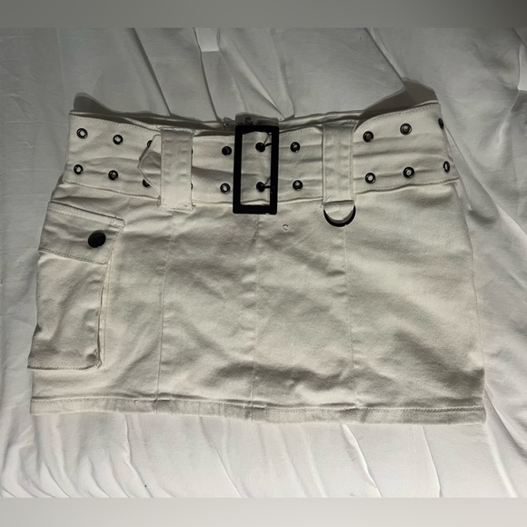 VIRAL Edikted White Mini Skirt - Picture 3 of 4